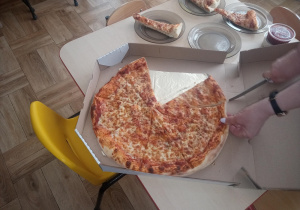 Na stoliku leży pizza Margherita.